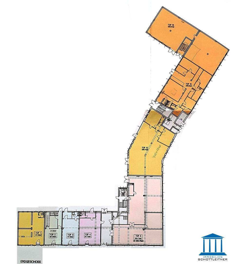 Farbiger Gesamtgrundriss des Erdgeschosses mit mehreren Gewerbeeinheiten und deren Aufteilung.