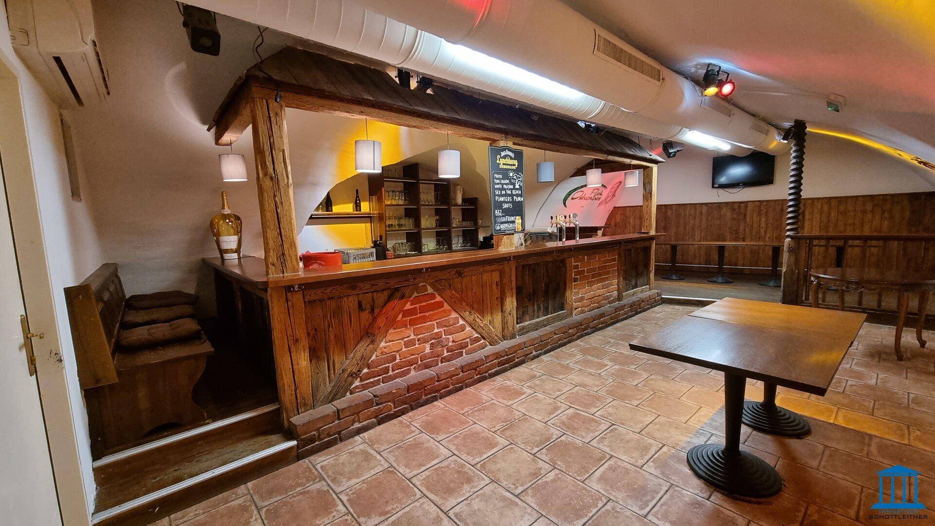 Thekenbereich mit rustikaler Ziegelverkleidung und Holzelementen, bereit für den Service.