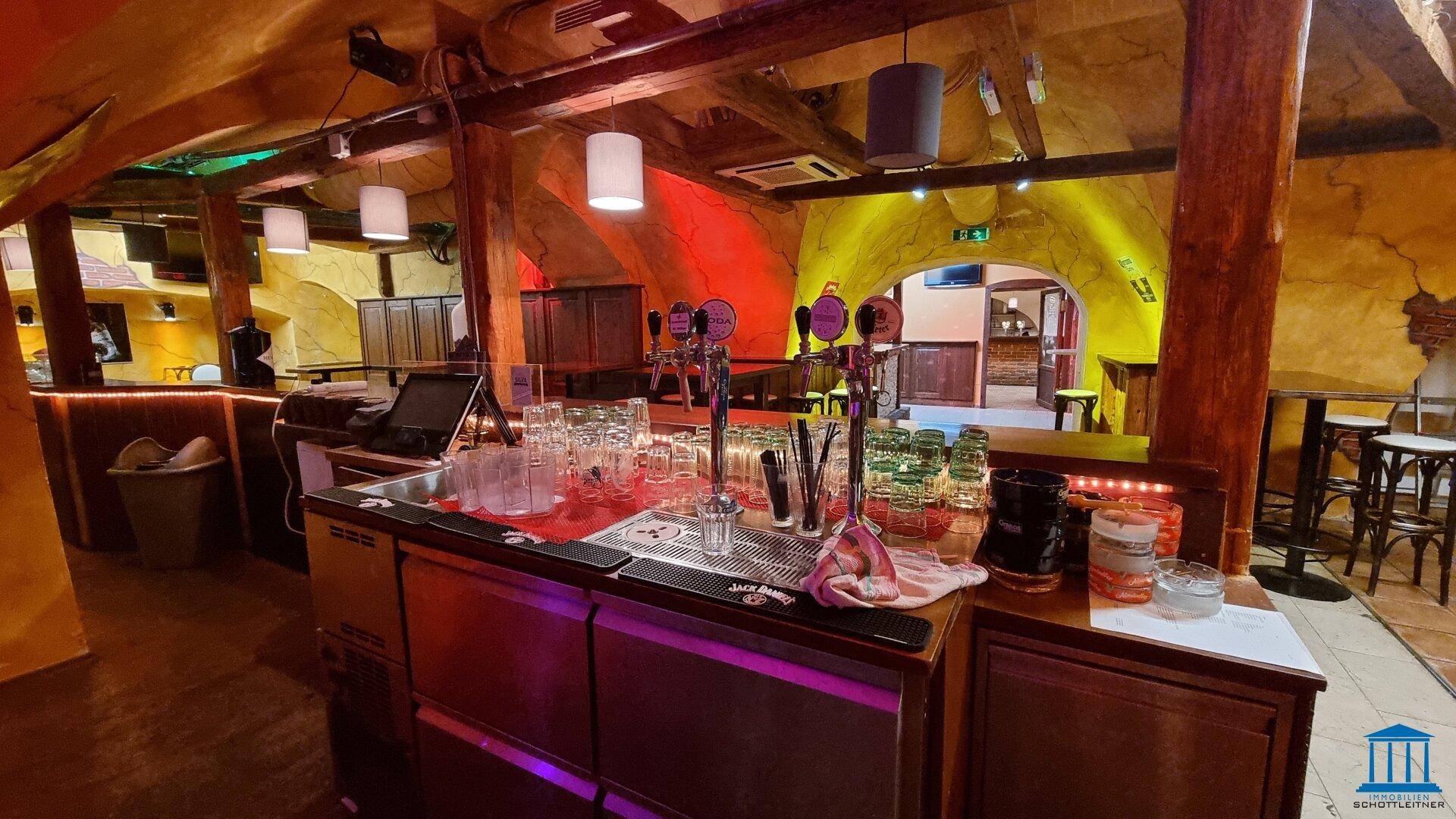 Hauptthekenbereich mit Zapfanlagen, Gläsern und einer Kasse, bereit für den Betrieb.