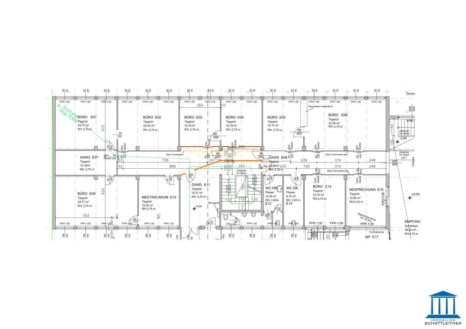 Detaillierter Grundriss des Erdgeschosses mit Büros, Gängen und einem Empfangsbereich.