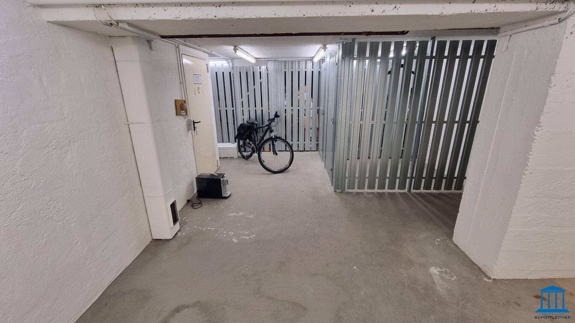Fahrradraum im Keller mit Betonboden und Abstellmöglichkeiten, sicher und praktisch.