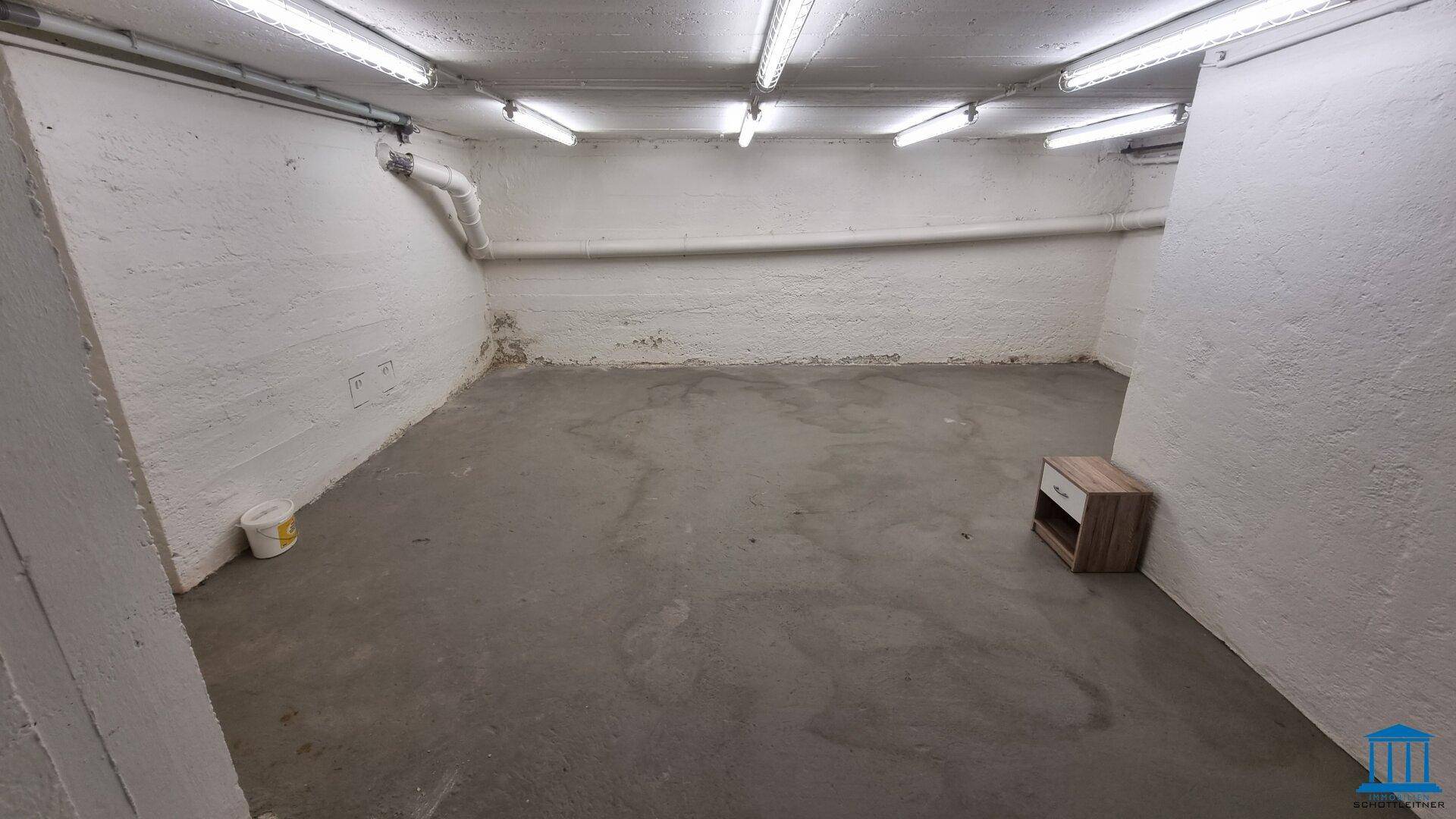 Geräumiger Kellerraum mit Betonboden und weißen Wänden, ideal als Lagerfläche nutzbar.