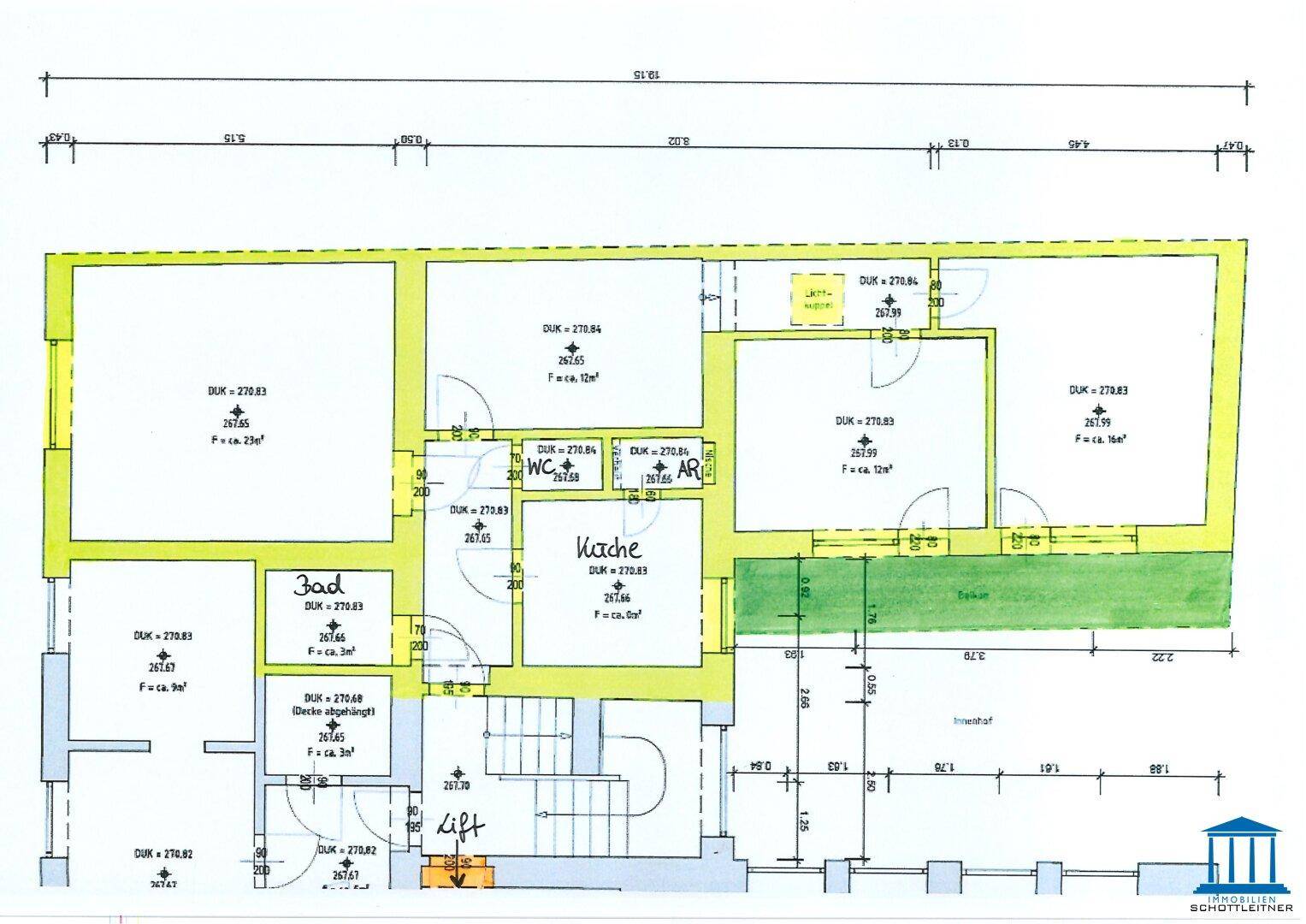 Detaillierter Grundriss einer Etage mit mehreren Räumen, Bad, Küche und Liftzugang.