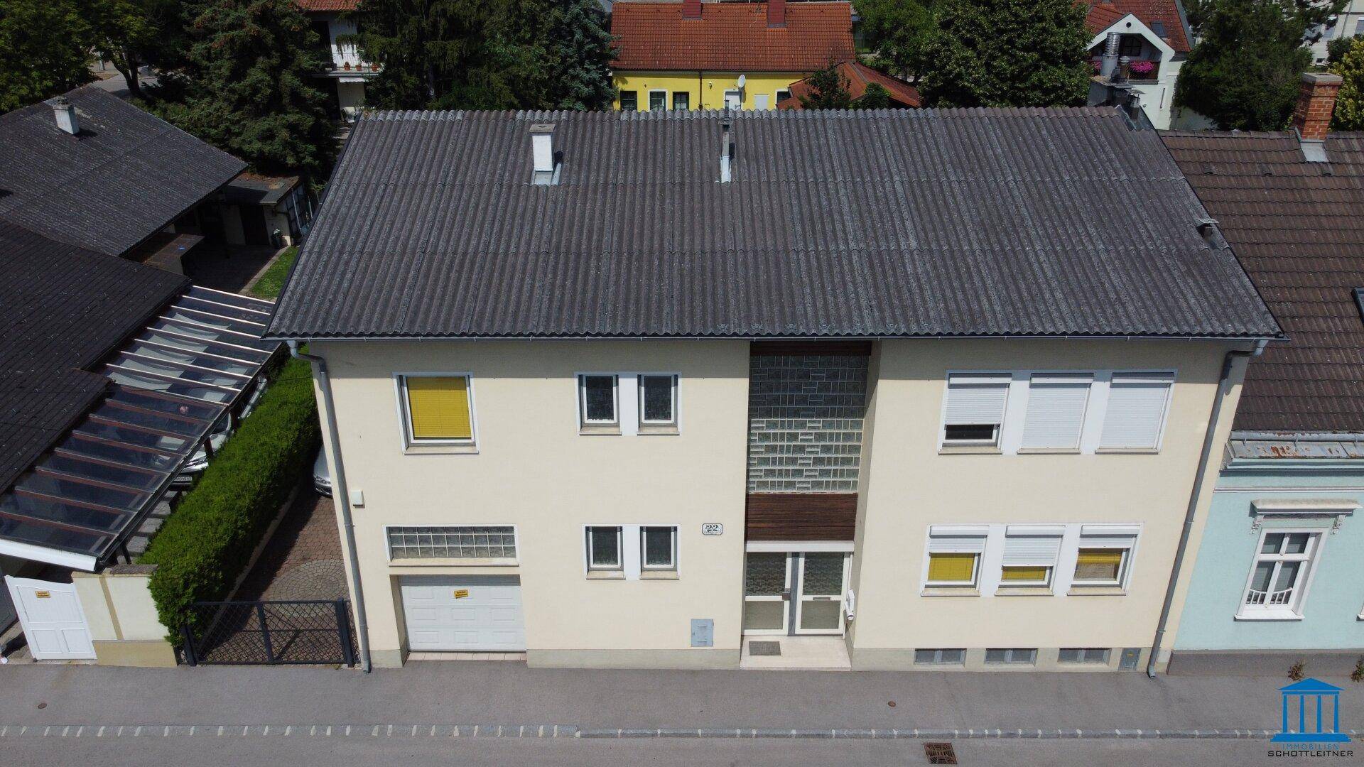 Vogelperspektive des Hauses mit Satteldach, Garage und gepflegter Fassade zur Straße.