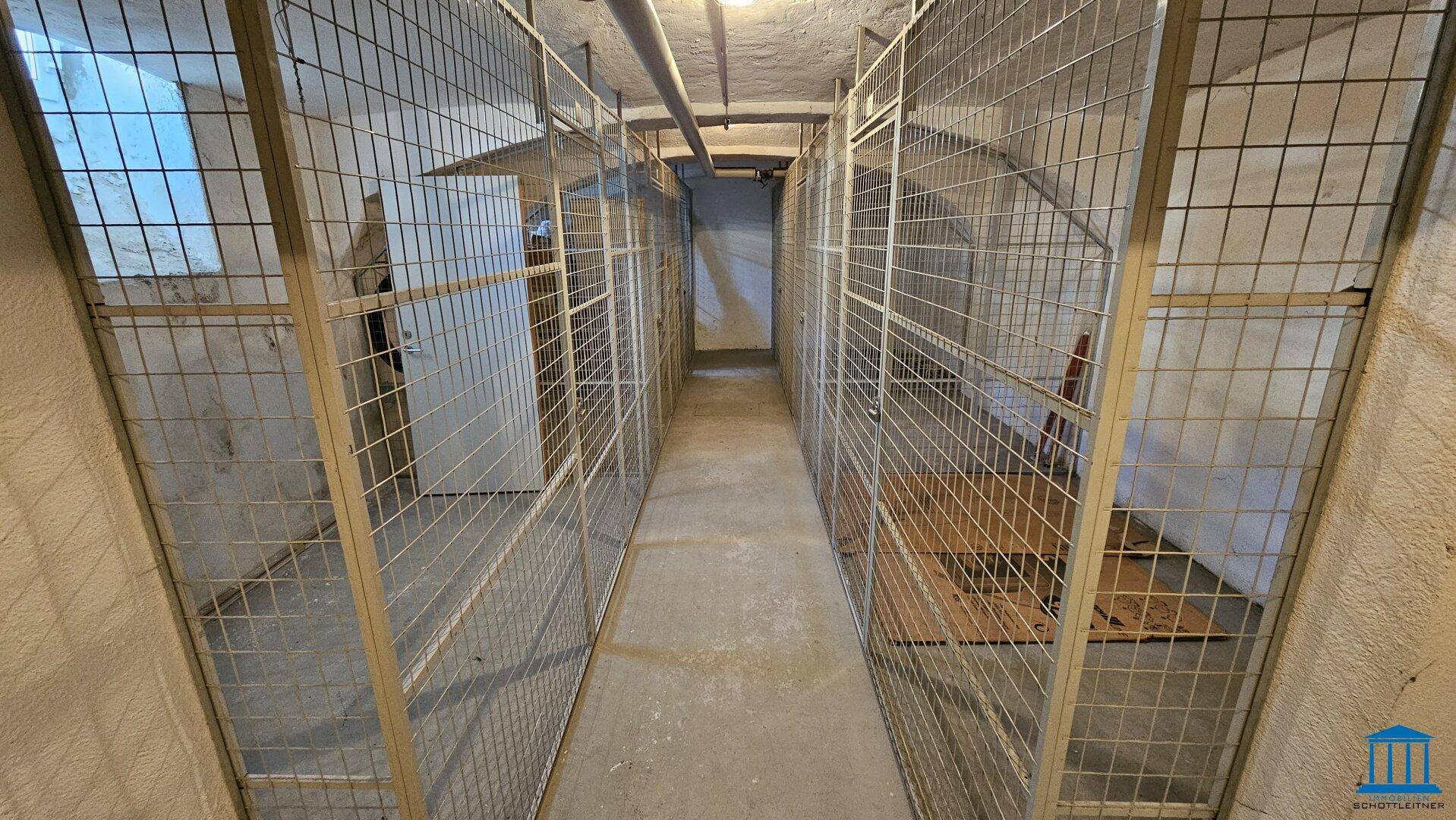 Kellerabteile mit Gitterwänden, bieten sicheren Stauraum für Bewohner.