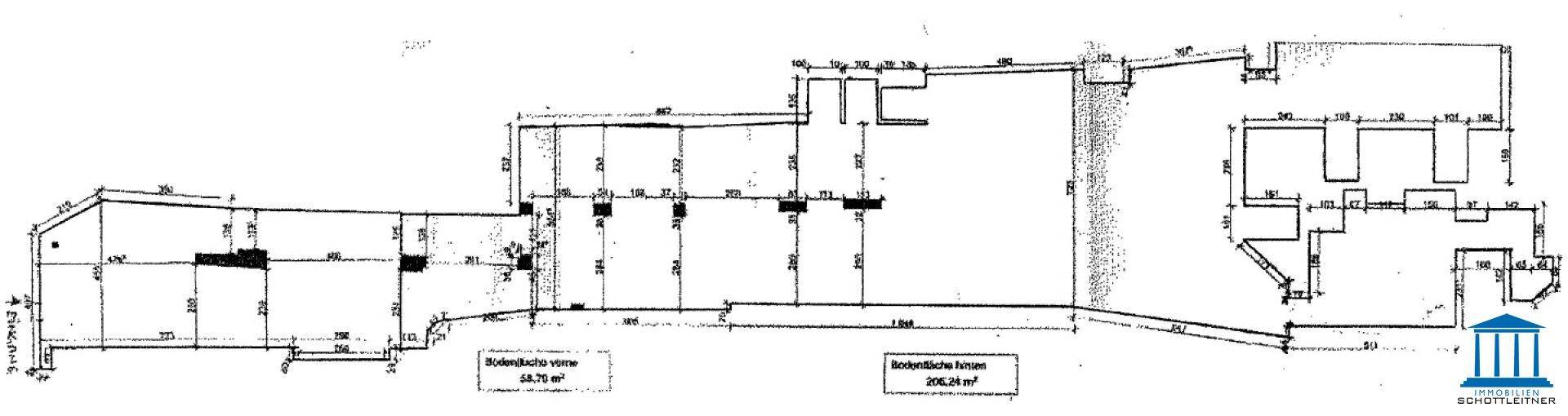 Technischer Grundriss mit Maßangaben und strukturellen Details des gesamten Gebäudegrundrisses.