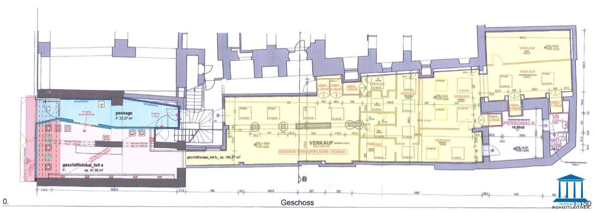 Detaillierter Grundriss des Erdgeschosses mit verschiedenen farblich markierten Bereichen und Raumaufteilung.