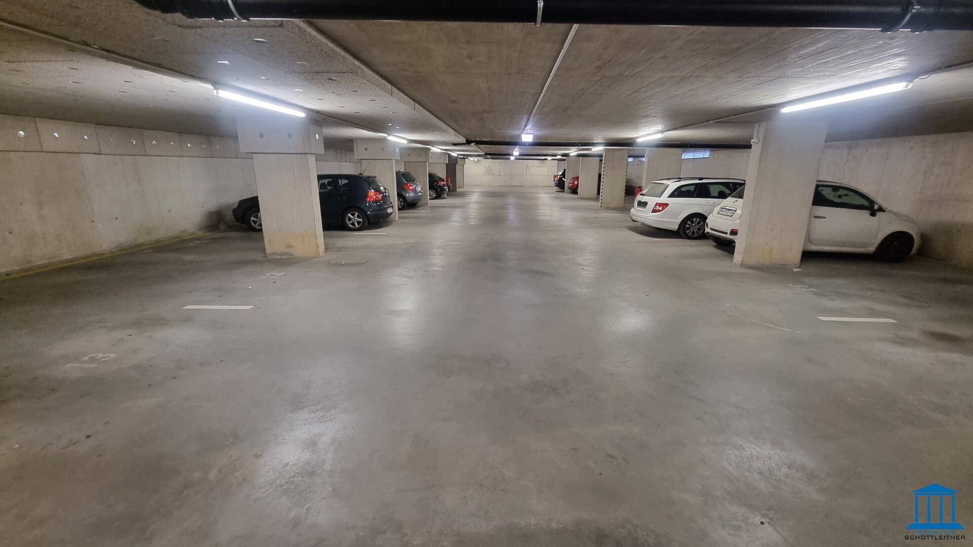 Tiefgarage mit mehreren Stellplätzen und Betonboden, bietet sicheren Parkraum.