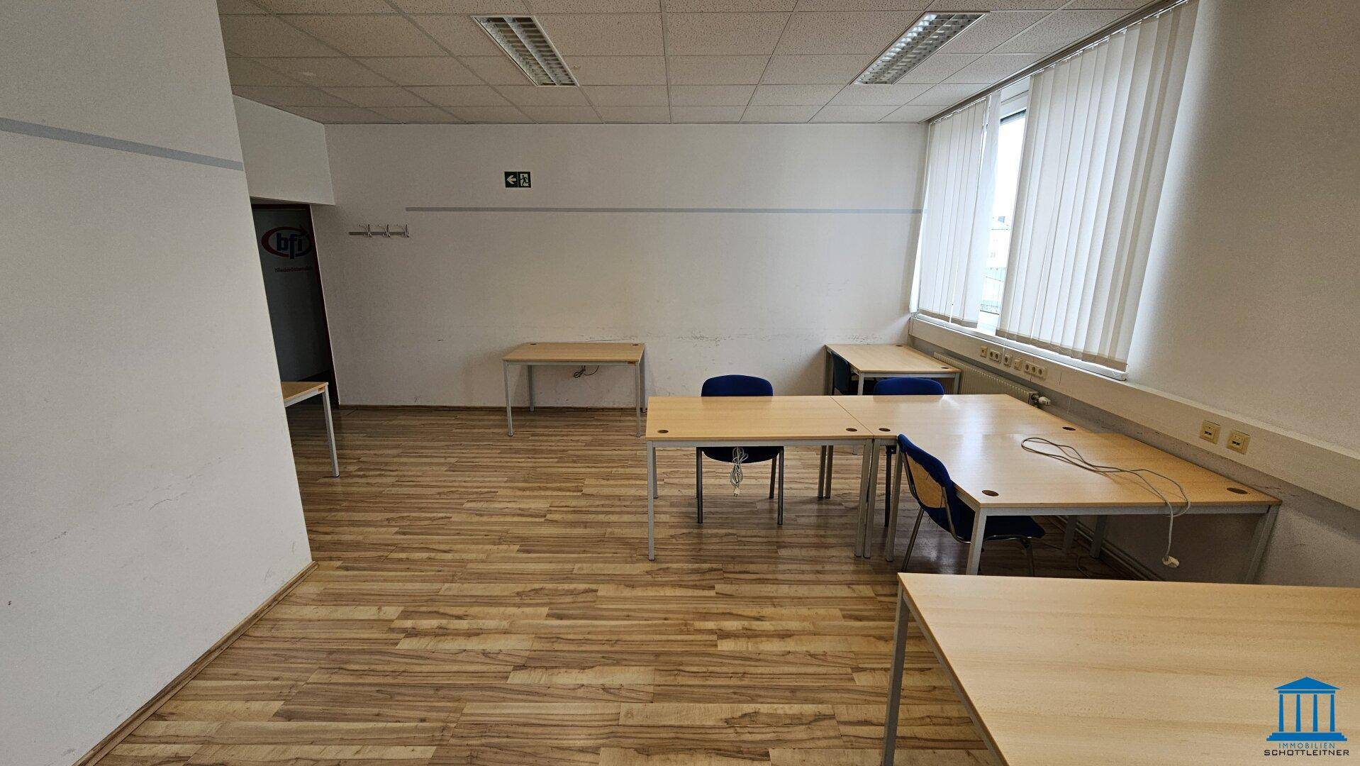 Leeres Büro mit Tischen und Stühlen, bereit für neue Mieter oder eine Umgestaltung.