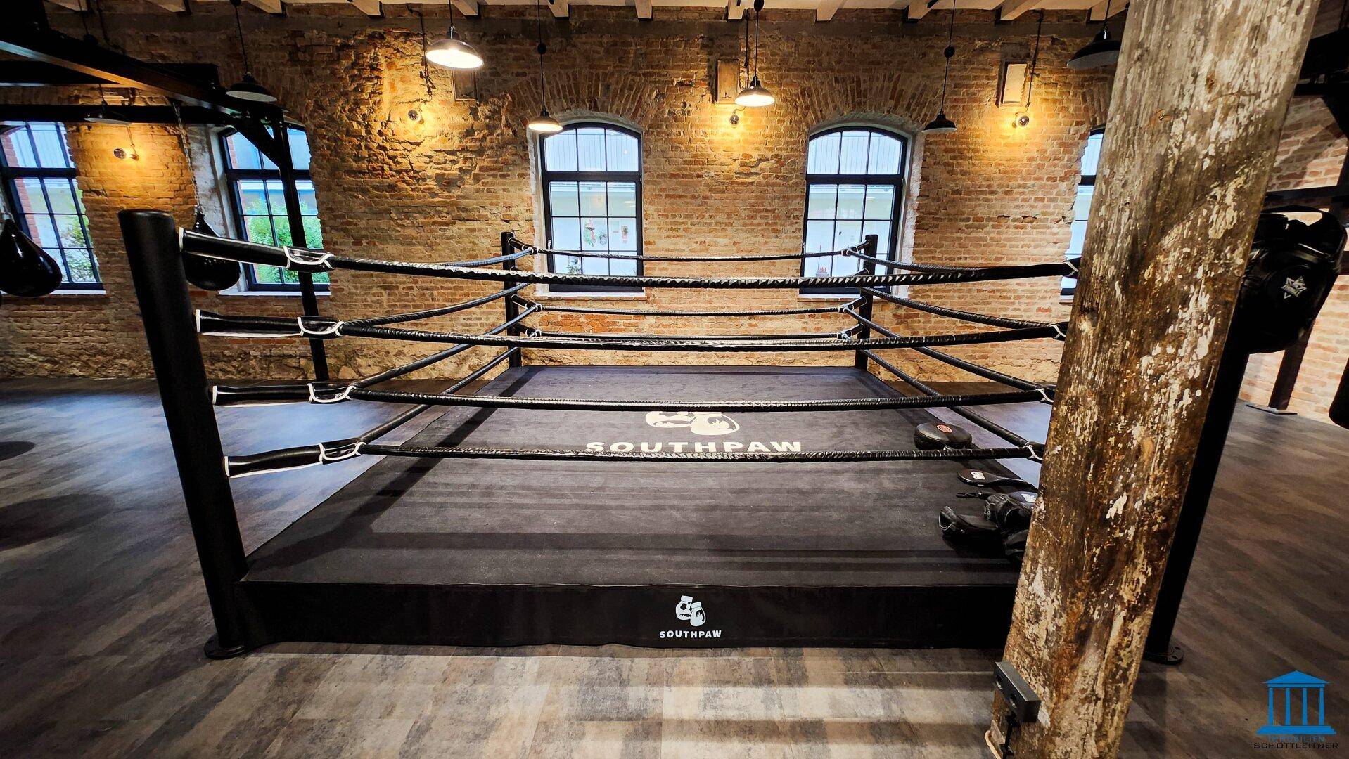 Detailansicht des Boxrings mit Seilen und der Aufschrift "Southpaw" in einem historischen Gebäude.