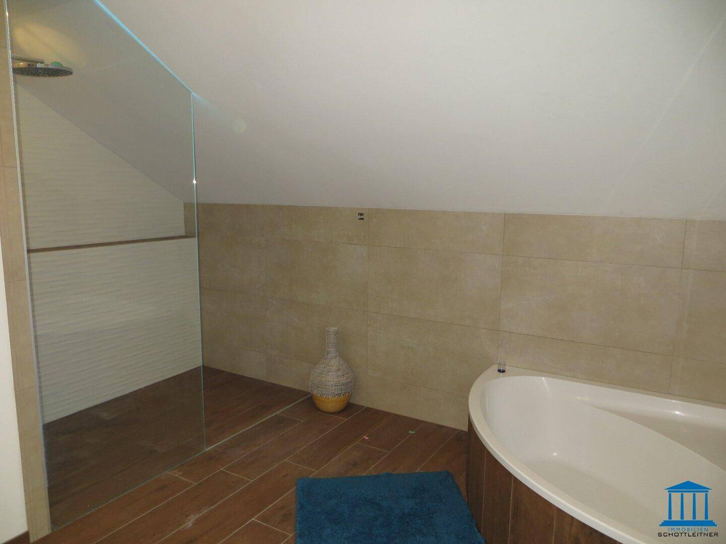Modernes Badezimmer mit Eckbadewanne, begehbarer Dusche und Fliesenboden.