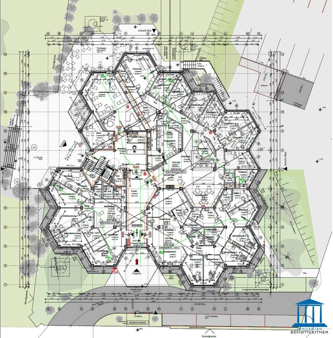 Detaillierter Grundriss eines hexagonalen Gebäudes mit mehreren Wohneinheiten, Balkonen und Terrassen.