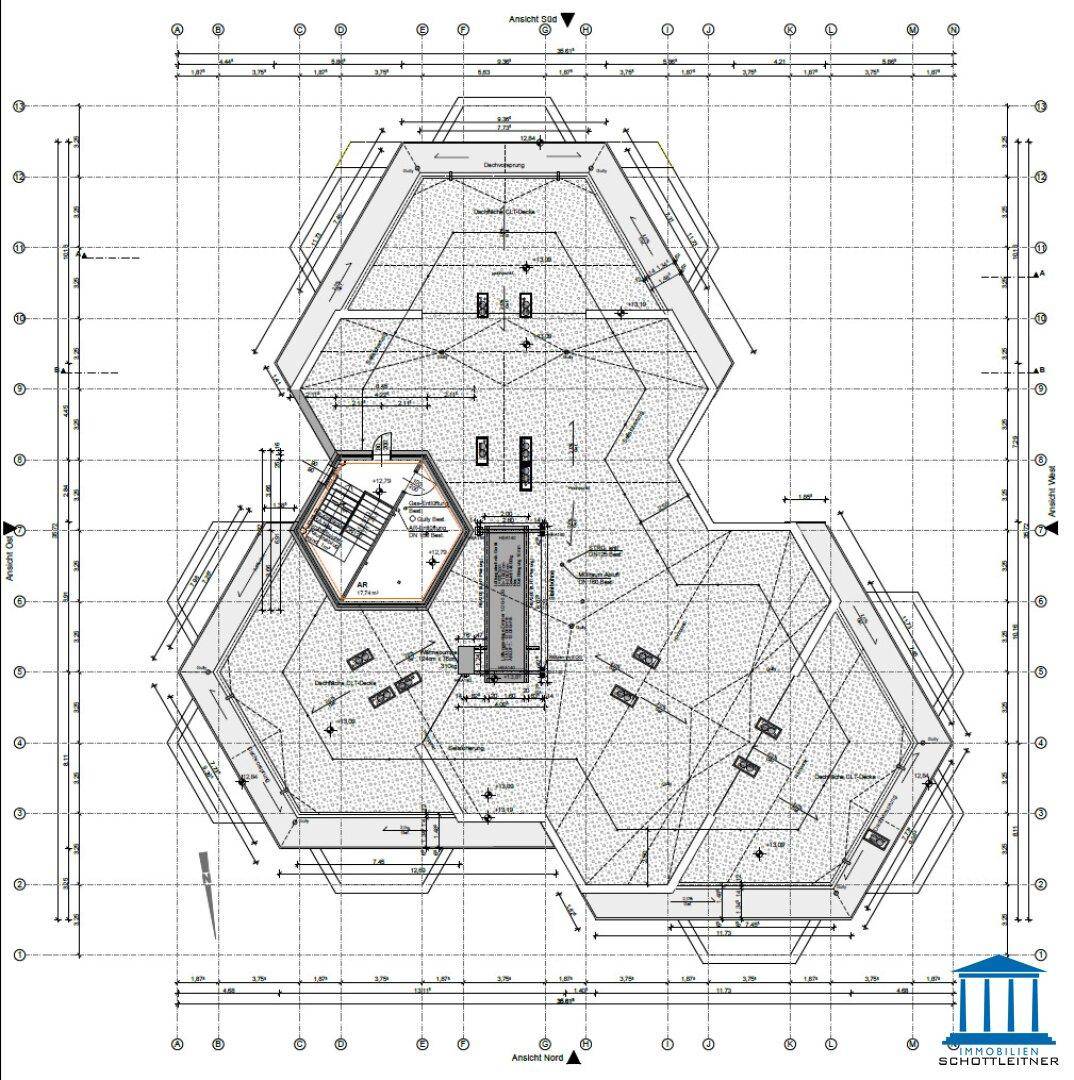 Dachaufsicht des Gebäudes mit den hexagonalen Strukturen und Dachterrassen.