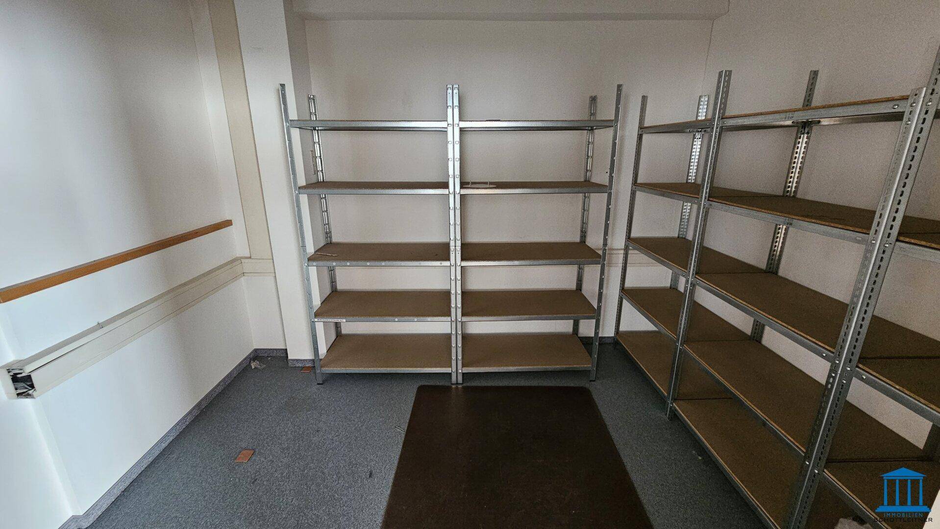 Lagerraum mit mehreren Metallregalen für die Organisation und Aufbewahrung von Gegenständen.