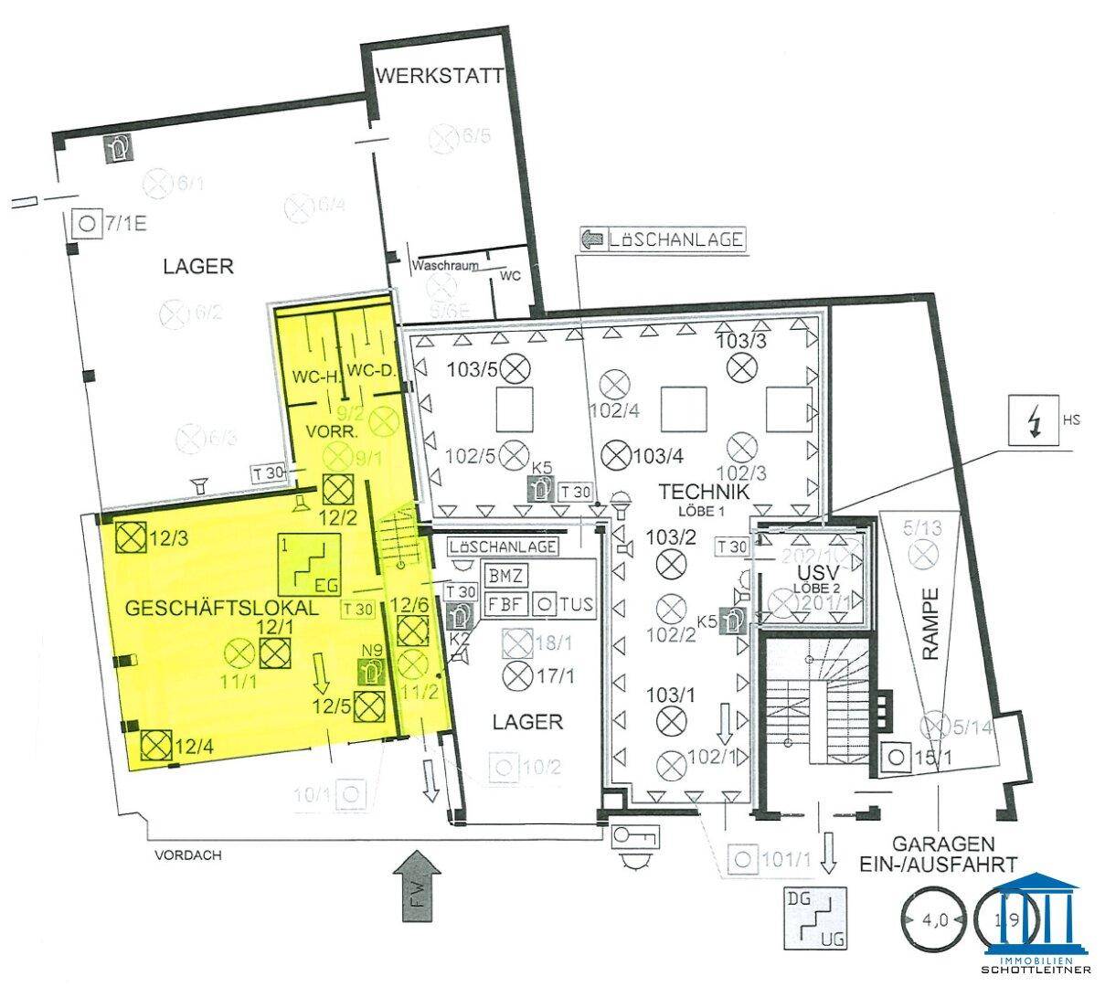Grundriss des Erdgeschosses mit Geschäftsräumen, Lager, Werkstatt und Garagenzufahrt.