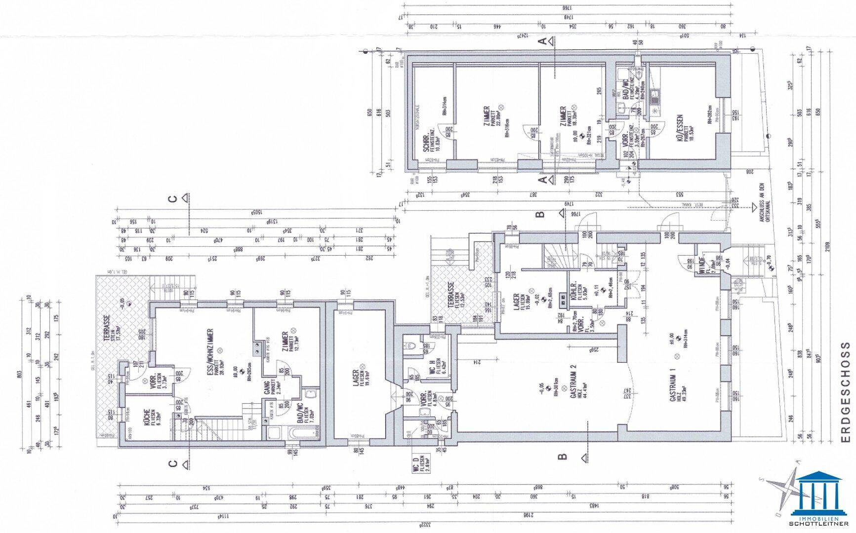 Grundriss des Erdgeschosses mit verschiedenen Räumen und Terrassenbereichen.