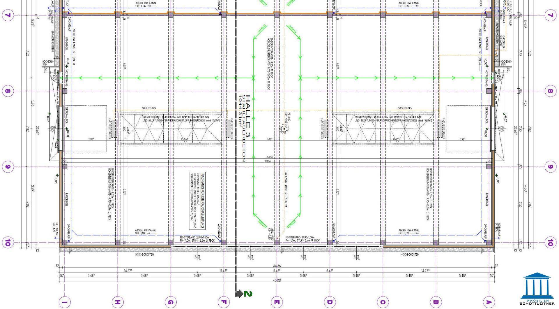 Detaillierter Grundriss einer großen Halle mit strukturiertem Layout und technischen Spezifikationen.