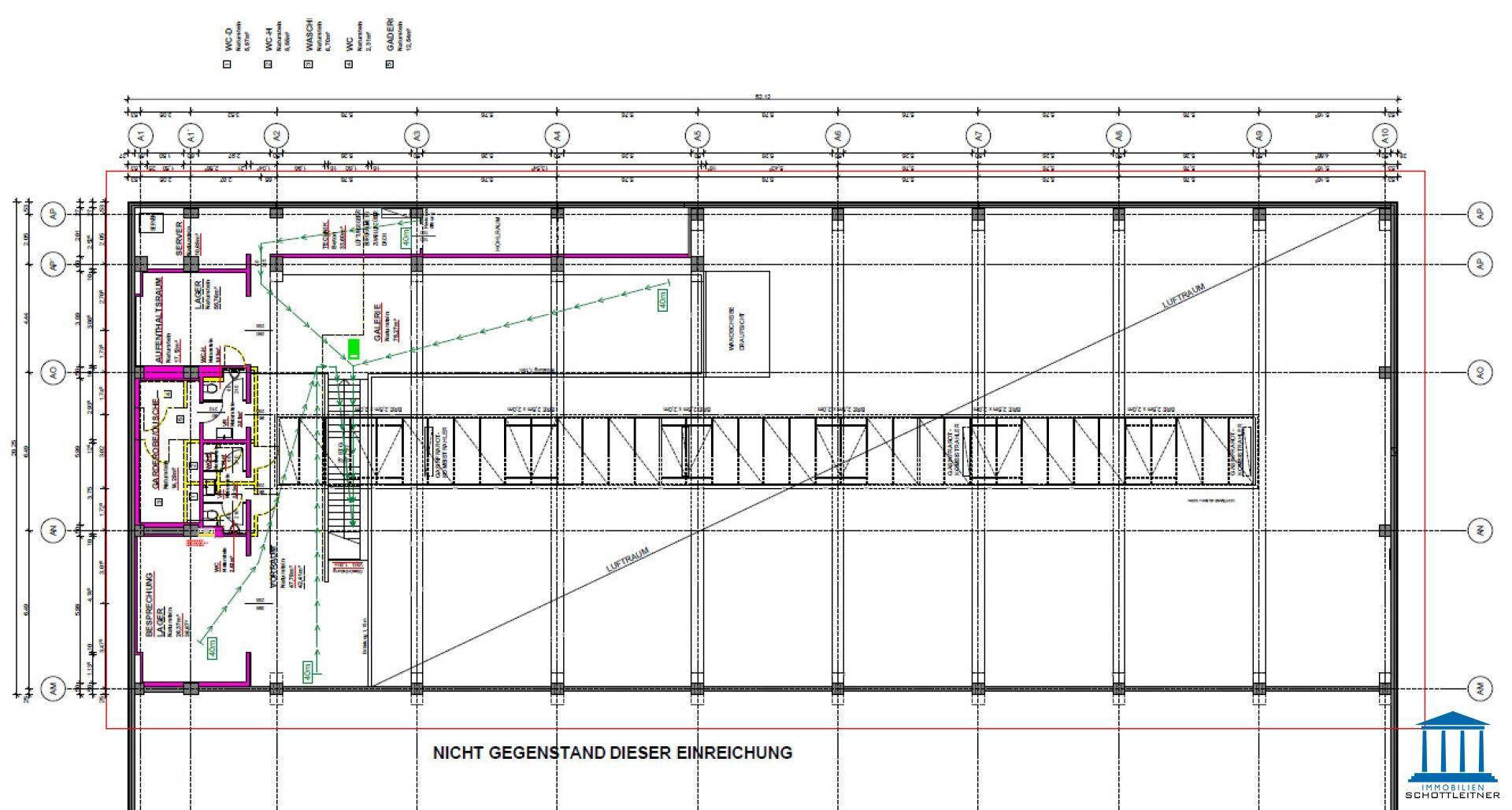 Detaillierter Grundriss einer Industriehalle mit eingezeichneten Maßen und Strukturen.