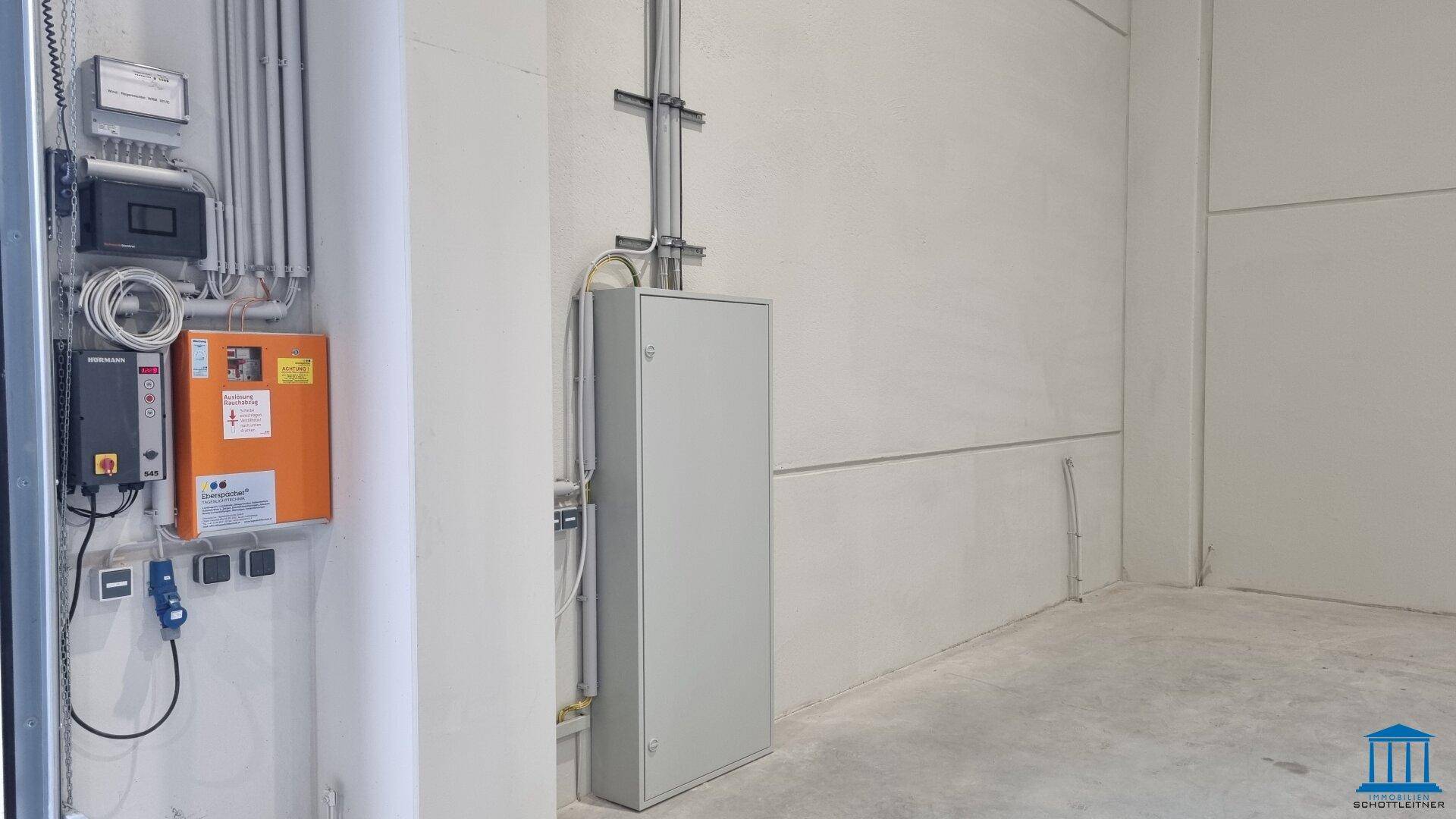 Technischer Bereich mit elektrischen Schaltkästen und Installationen an der Wand.
