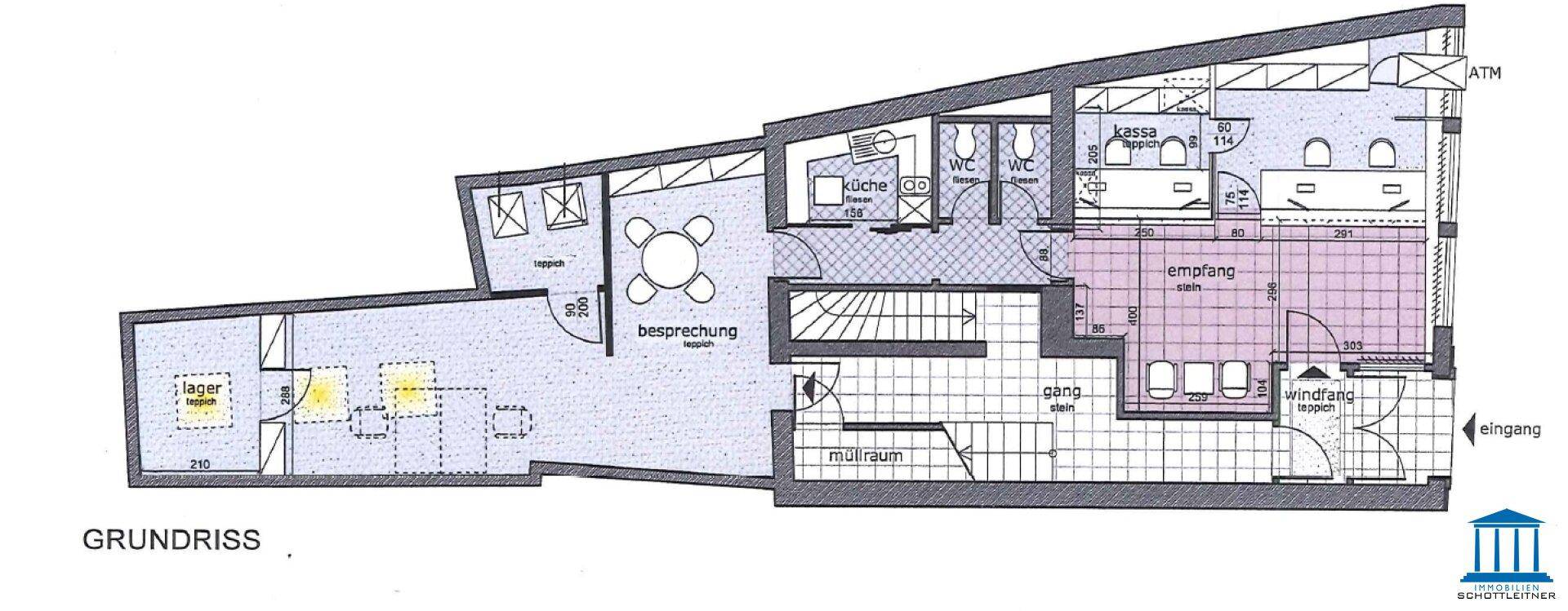 Detaillierter Grundriss des Erdgeschosses mit verschiedenen Funktionsbereichen wie Empfang, Küche und Lager.