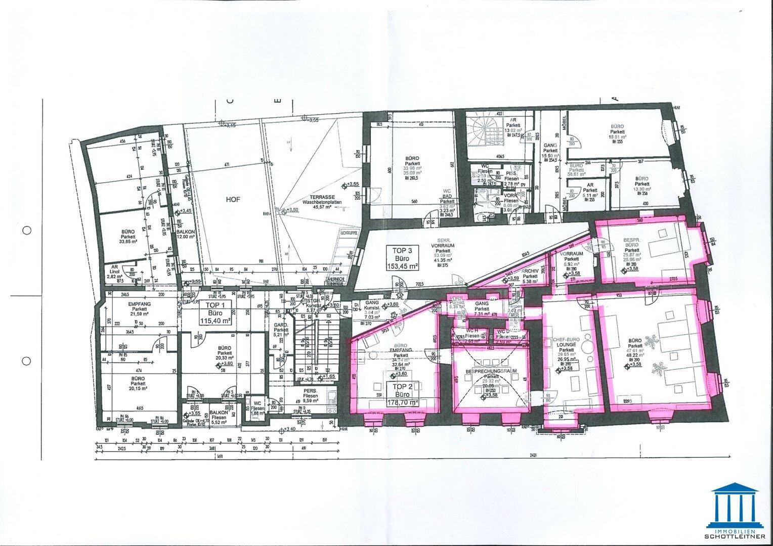 Detaillierter Grundriss mit mehreren Büroeinheiten, Terrasse und Hofbereich.