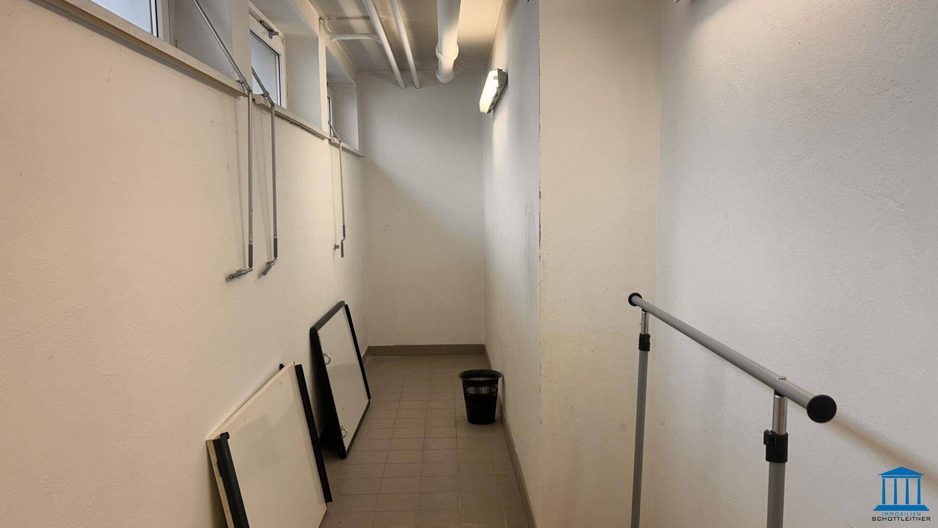 Schmaler Abstellraum mit Fenster, Heizkörper und gefliestem Boden, für Lagerzwecke genutzt.