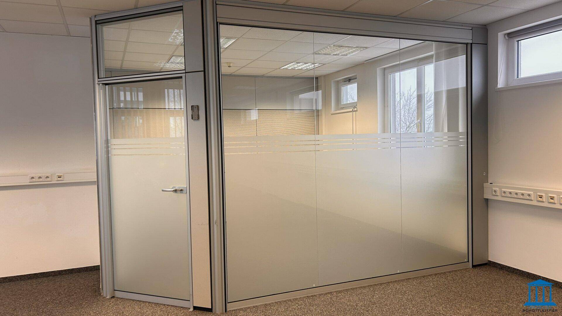 Modernes Büro mit Glaswänden und Milchglasfolie für Privatsphäre, ideal für Besprechungen.