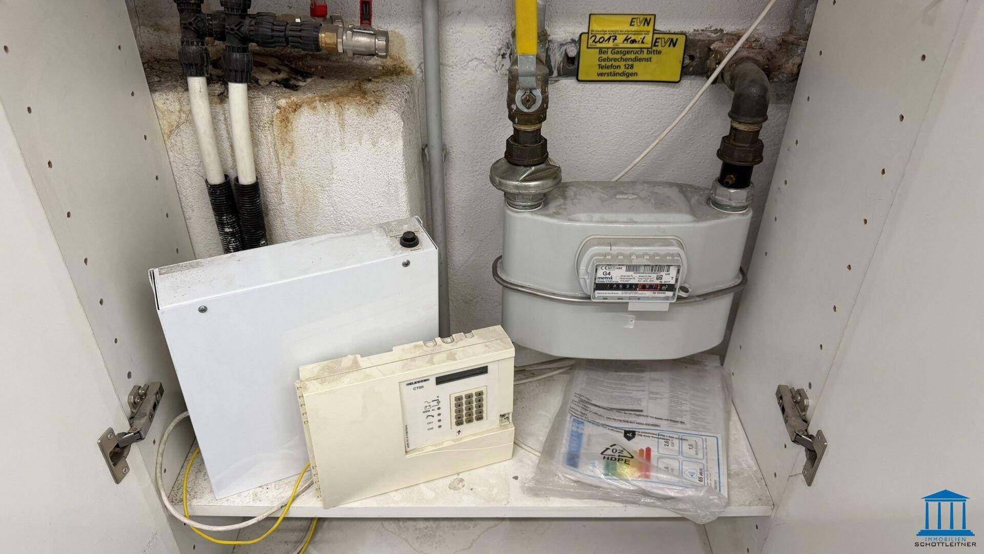 Ein Schrank mit Gaszähler, Rohren und elektrischen Installationen für die Versorgung des Gebäudes.