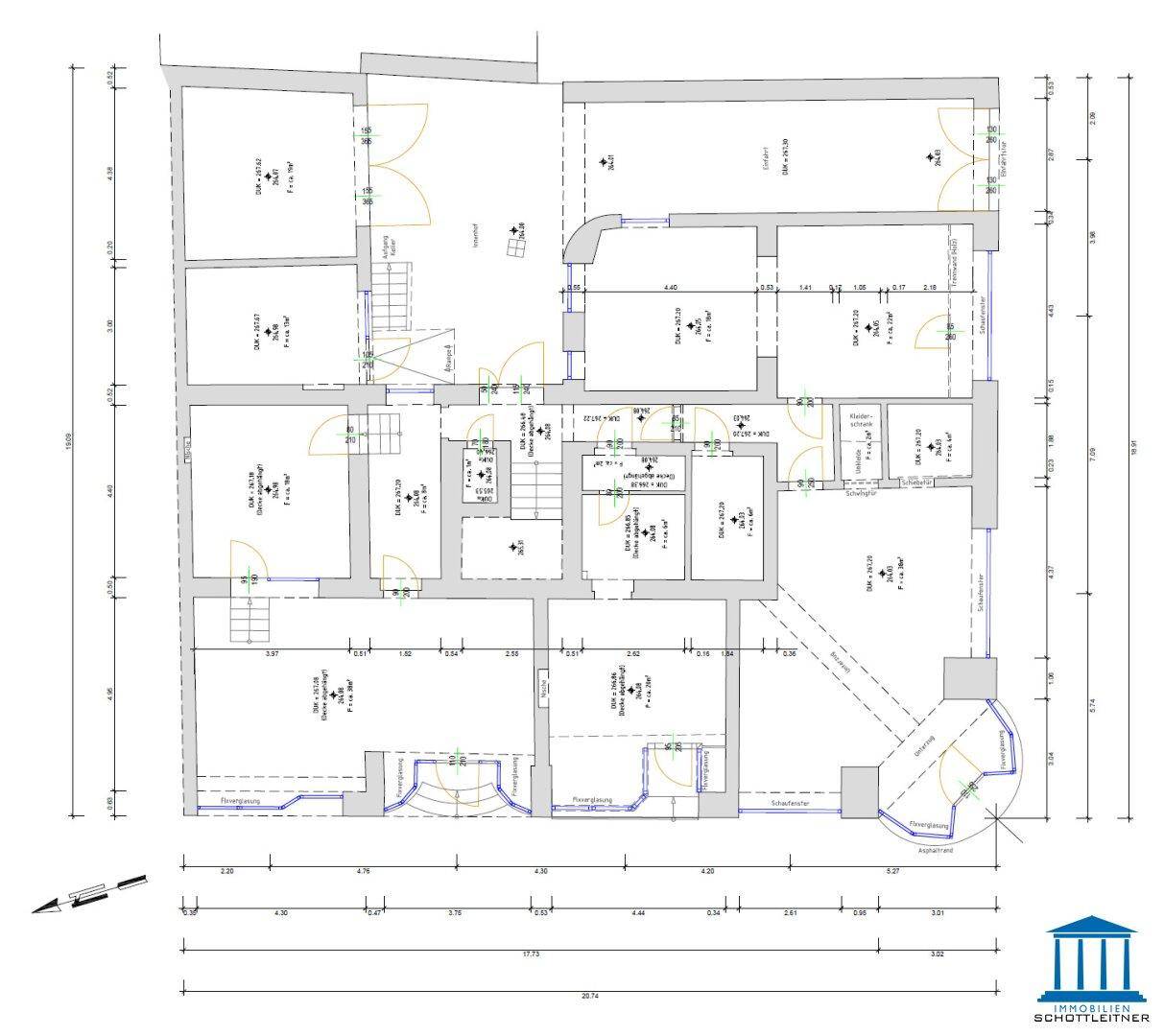 Detaillierter Grundrissplan mit verschiedenen Räumen, Maßen und der Gesamtstruktur des Gebäudes.