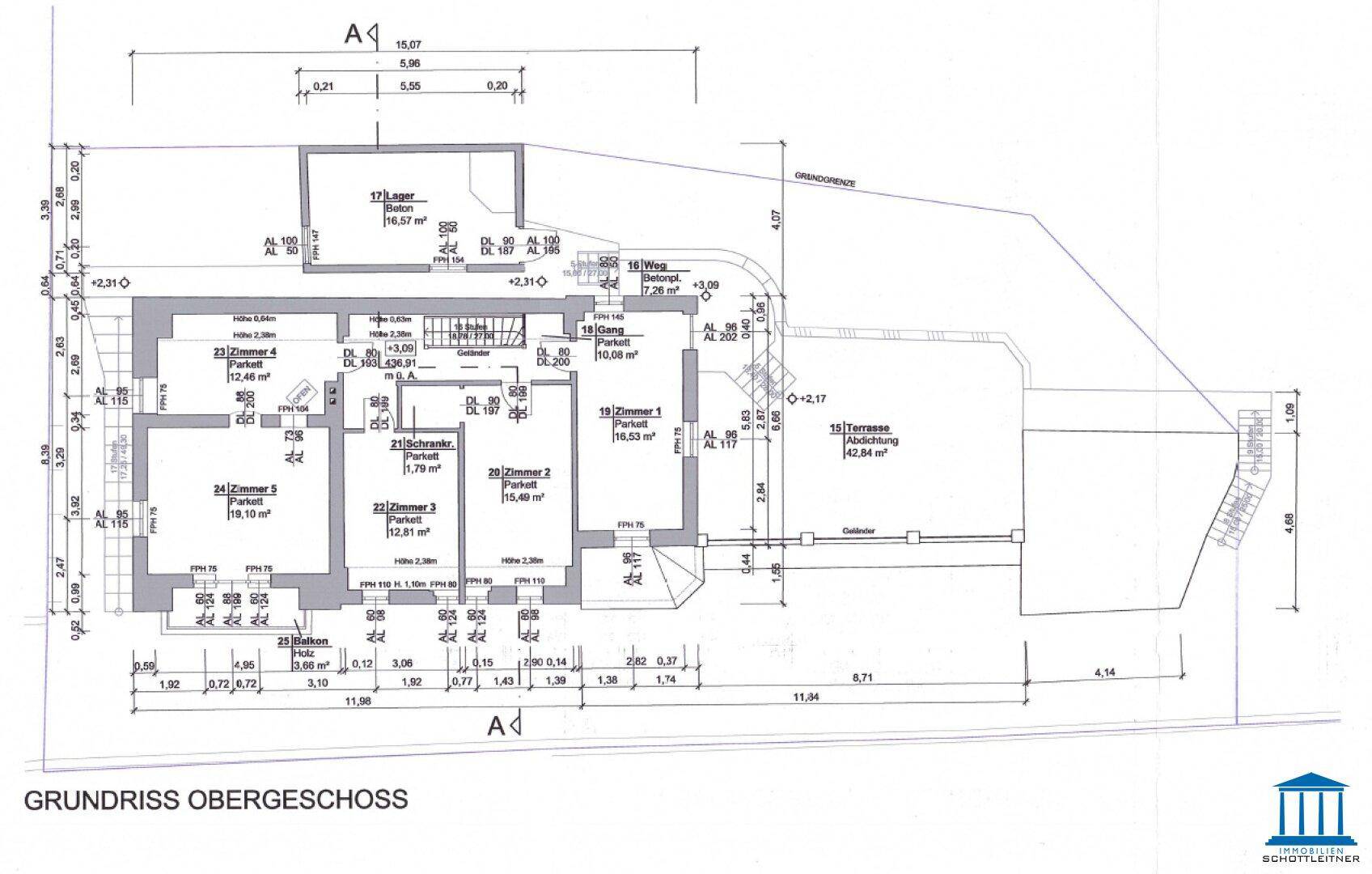 Grundriss des Obergeschosses mit Schlafzimmern, Bad und Zugang zu einer großen Terrasse.