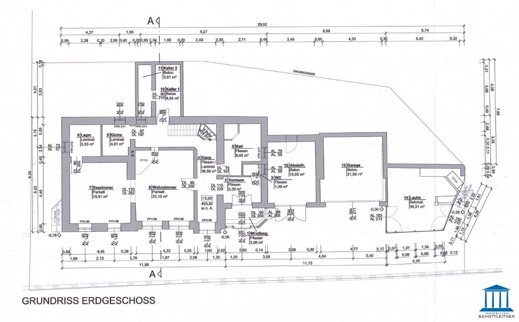 Grundriss des Erdgeschosses mit verschiedenen Räumen wie Keller, Bad und Garage.