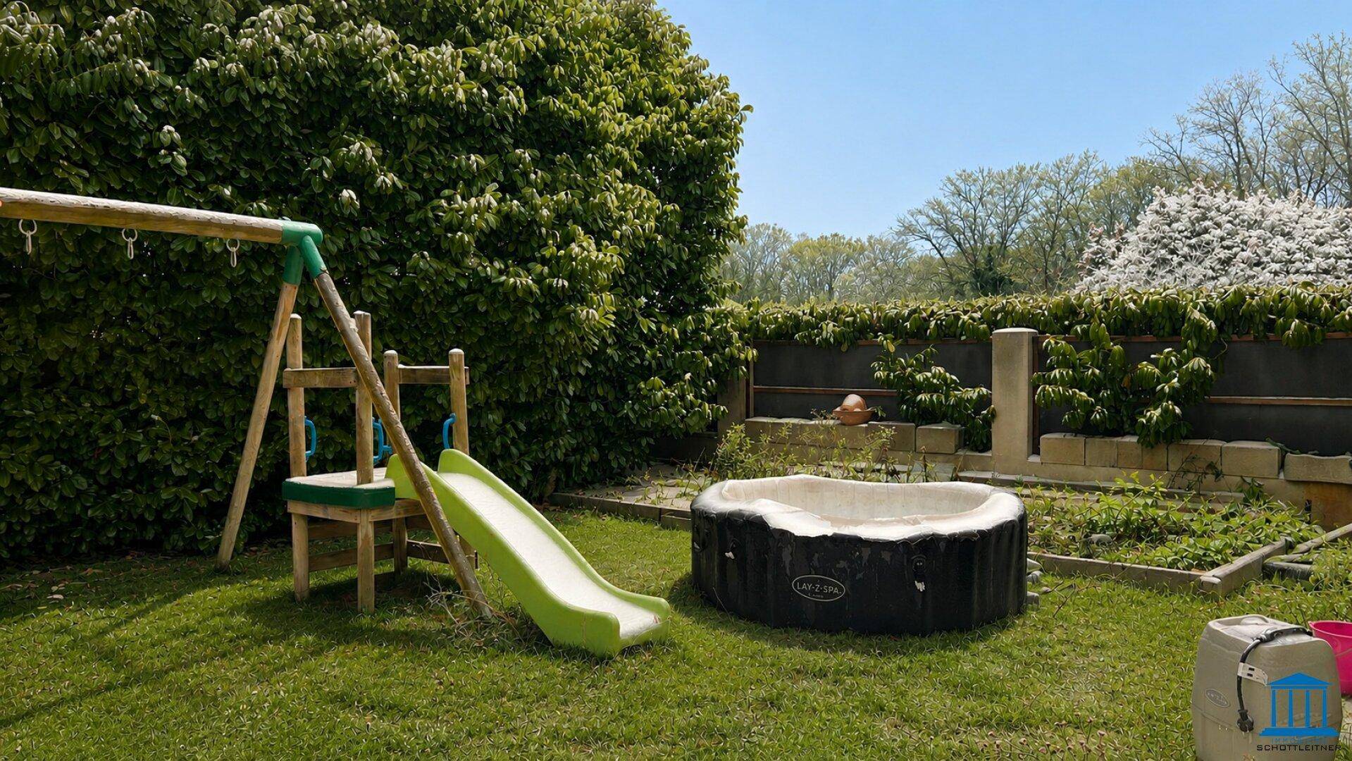 Gepflegter Garten mit Schaukel, Rutsche und einem aufblasbaren Whirlpool für Entspannung und Spiel.