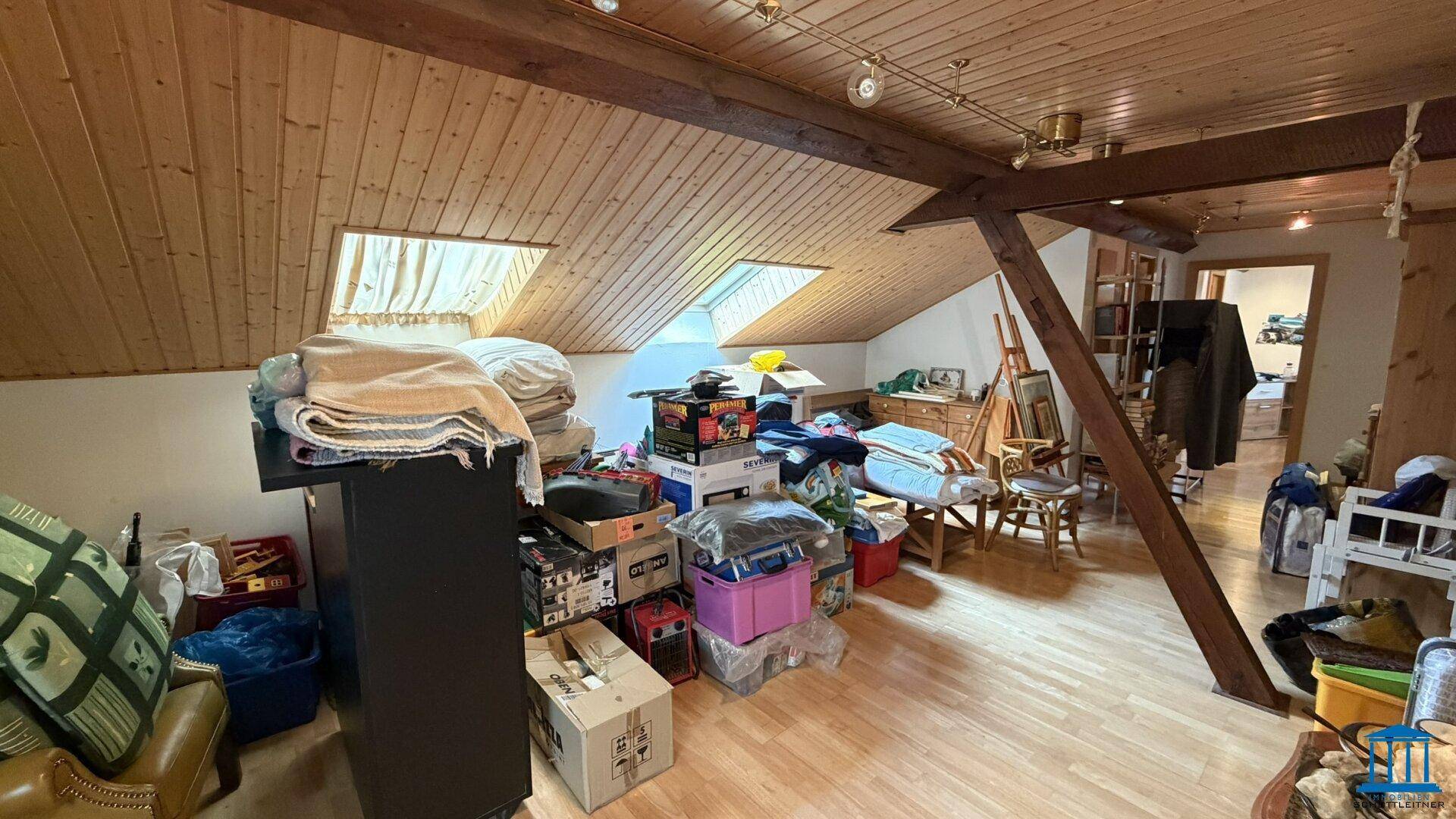 Dachboden mit Holzdecke und Dachfenstern, als Abstellraum genutzt, viele Kartons, bietet zusätzlichen Stauraum.