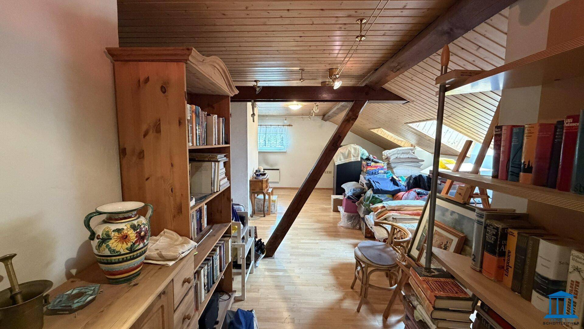 Dachboden mit Holzdecke, sichtbaren Balken und Dachfenstern, als Stauraum genutzt, bietet viel Platz.