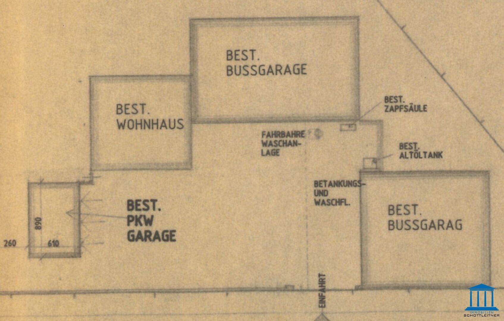 Übersichtsplan eines Grundstücks mit Wohnhaus, Busgaragen, PKW-Garage, Waschanlage und Tankstelle.