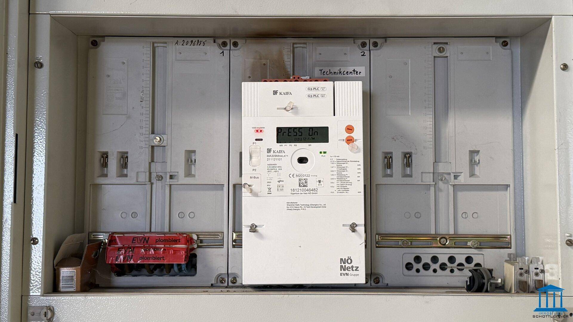 Elektrischer Verteilerkasten mit Zähler und Sicherungen, Teil der Gebäudetechnik.