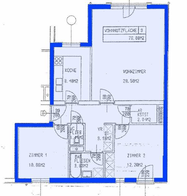 Grundriss einer Wohnung mit drei Zimmern, separater Küche, Bad, WC und Balkon.