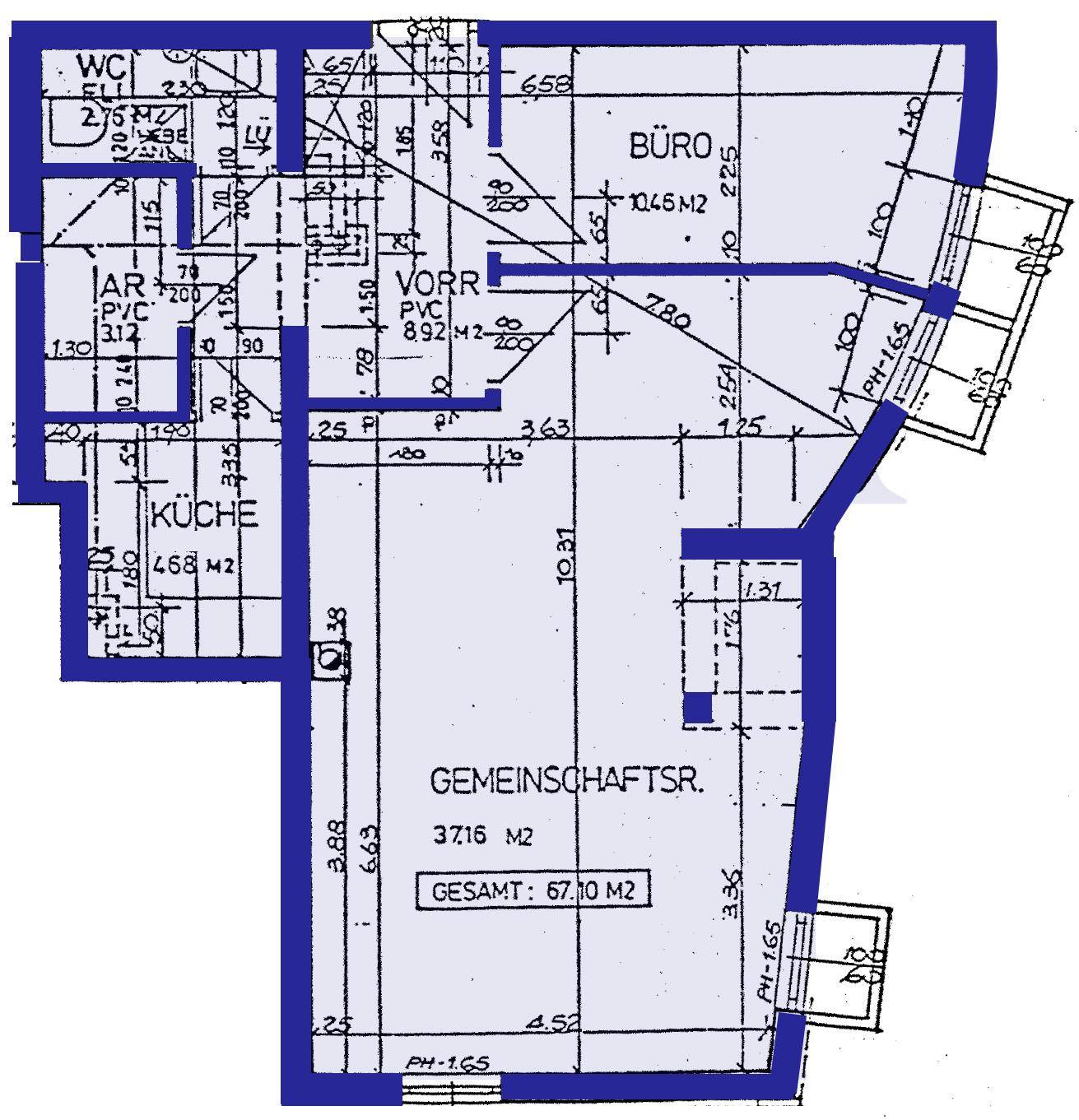 Grundrissplan zeigt eine funktionale Aufteilung mit Küche, Büro, WC und Gemeinschaftsraum sowie zwei kleinen Balkonen.