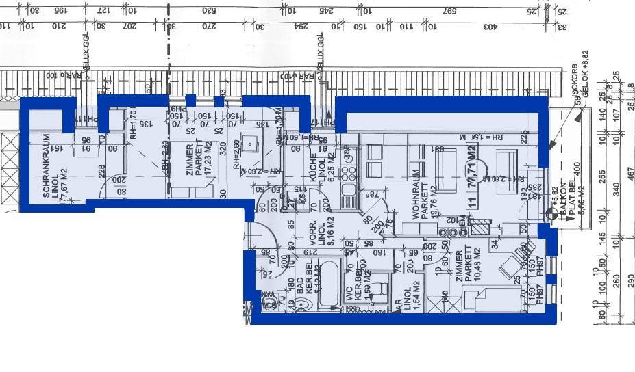 Grundriss einer Wohnung mit mehreren Zimmern, Küche, Bad, WC und einem Balkon.