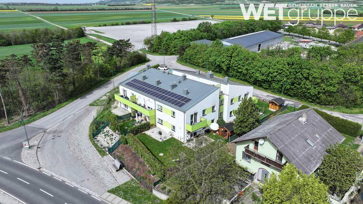 Übersicht aus der Vogelperspektive eines Wohnhauses mit Solaranlage und gepflegtem Gartenbereich in ländlicher Lage.