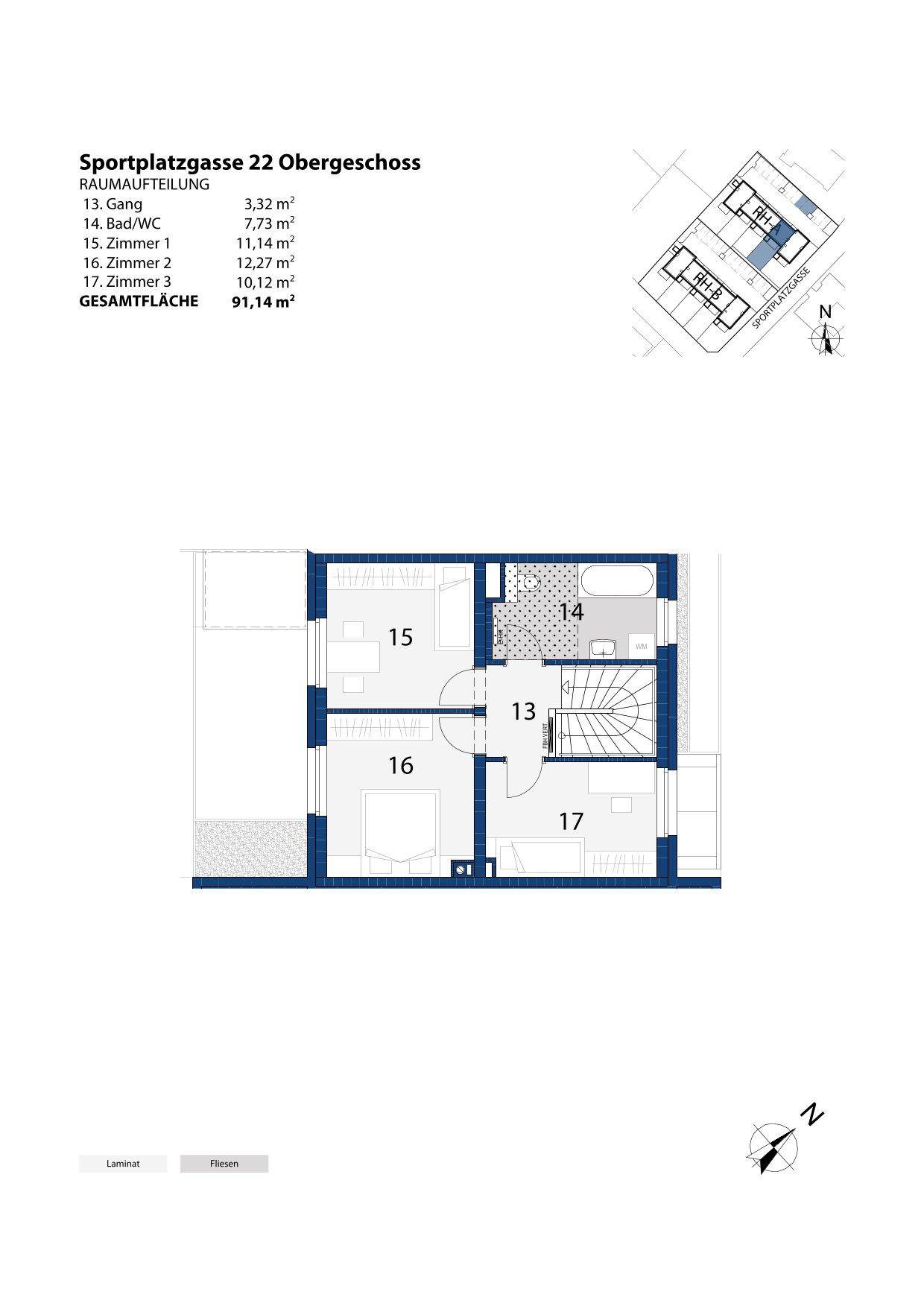 Grundriss des Obergeschosses mit drei Schlafzimmern und einem Badezimmer mit Badewanne und Dusche.