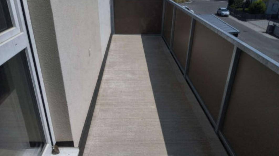 Langer, schmaler Balkon mit Blick auf die Straße, ideal für frische Luft und Entspannung.