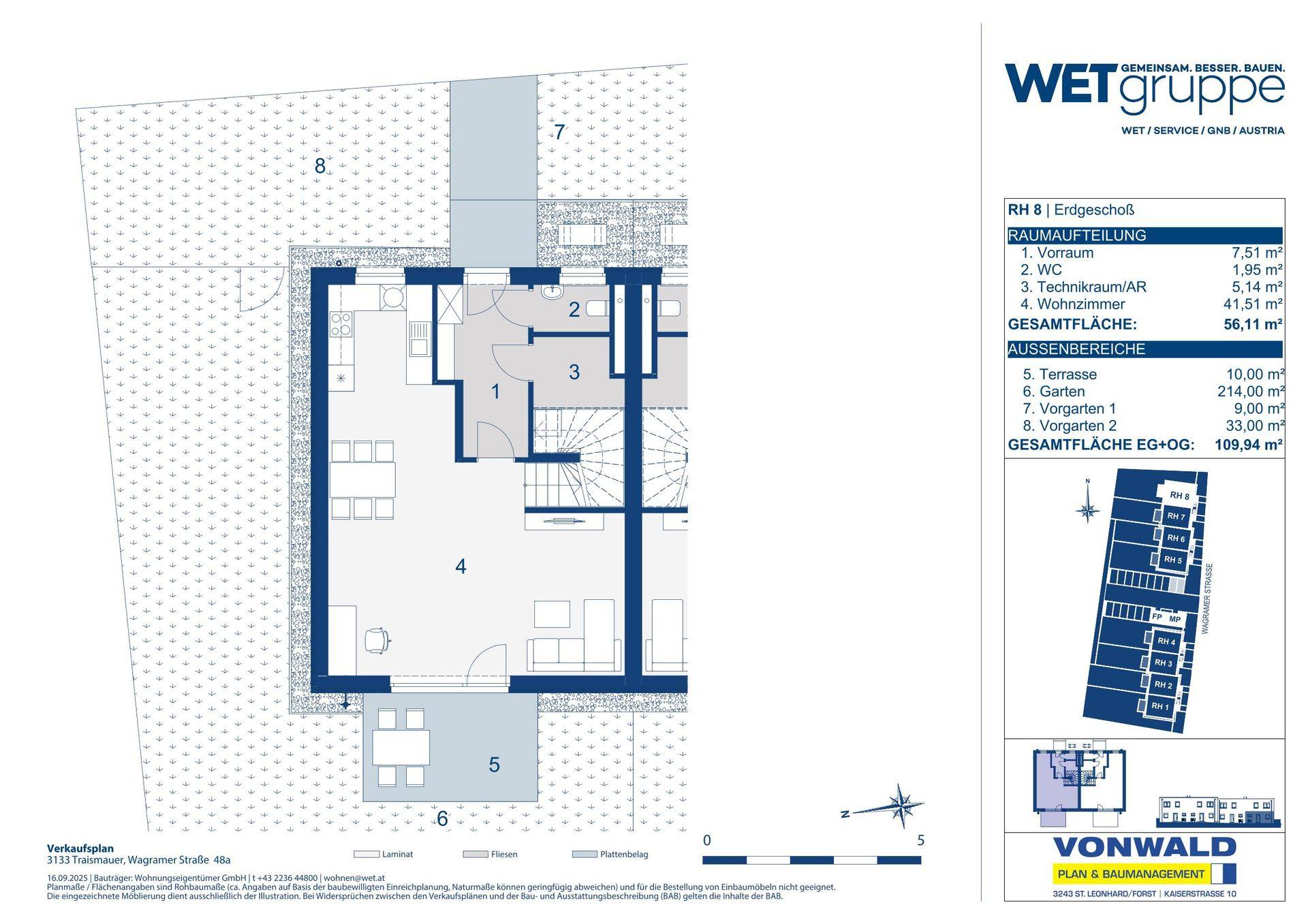 Grundriss des Erdgeschosses eines Reihenhauses mit Wohnzimmer, Terrasse und Gartenbereichen.