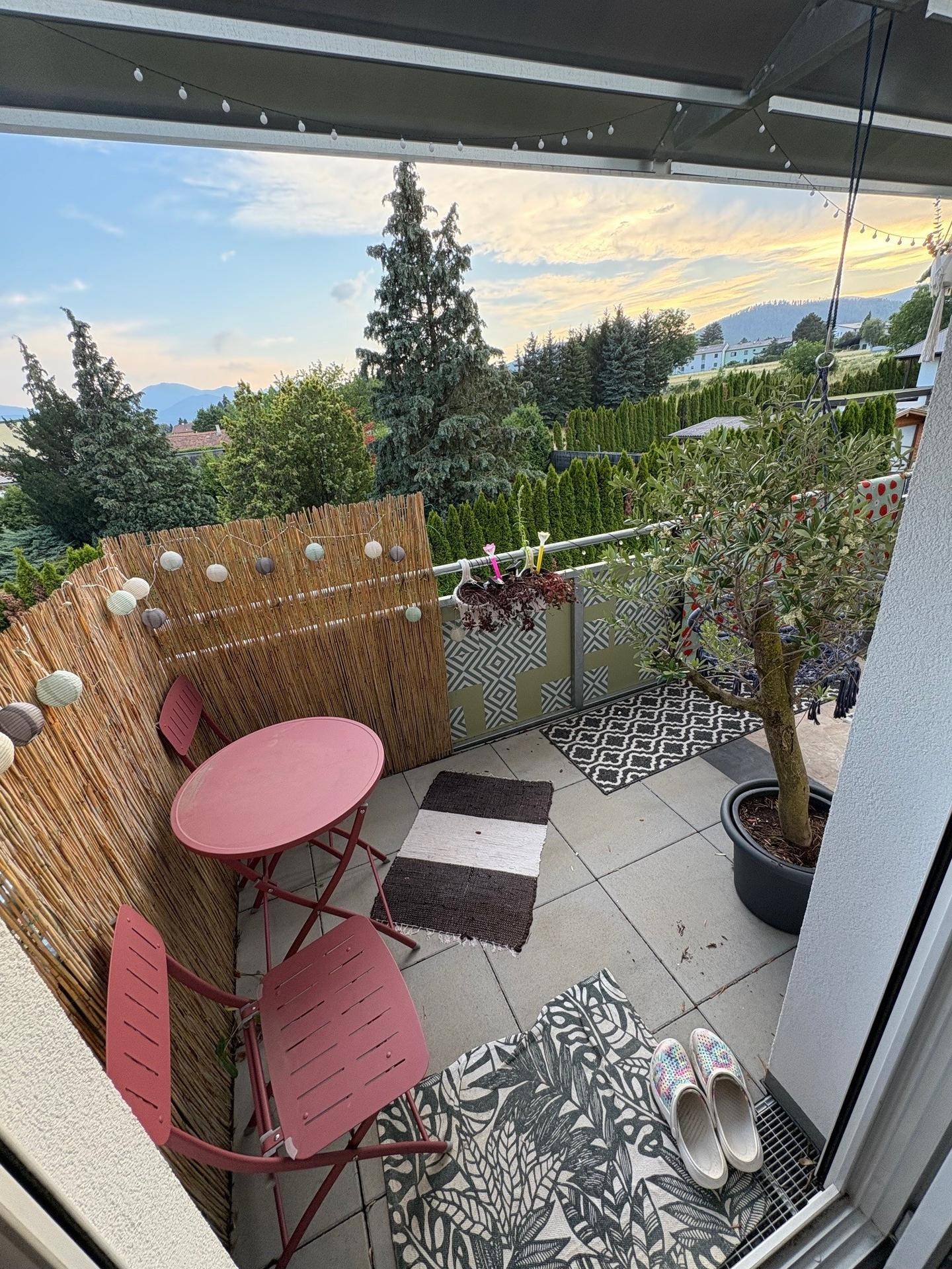 Gemütlicher Balkon mit Sitzgelegenheiten und weitem Blick auf die Berge und die Umgebung.