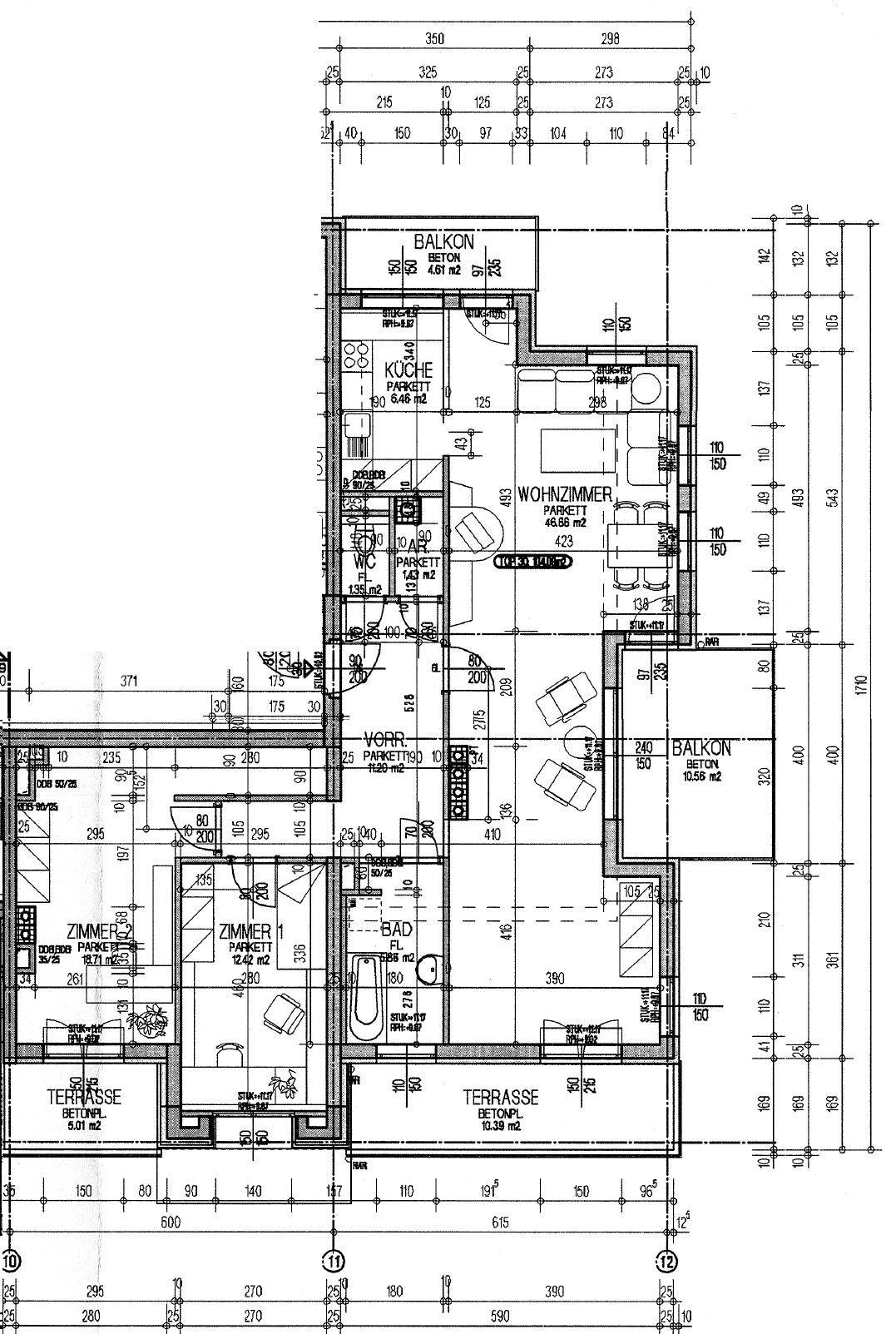 Detaillierter Grundriss einer Wohnung mit Wohnzimmer, Küche, zwei Schlafzimmern, Bad, separatem WC und mehreren Balkonen und Terrassen.