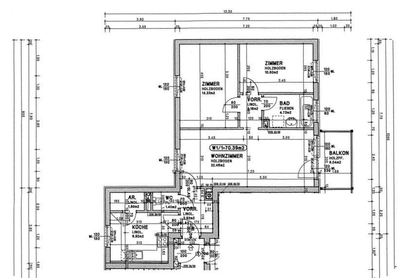 Grundriss einer Wohnung mit Wohnzimmer, drei Zimmern, Küche, Bad und Balkon.