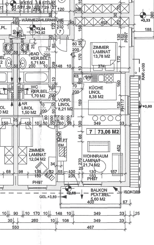 Detaillierter Grundriss einer Wohnung mit Wohnraum, Küche, Schlafzimmer, Bad und Balkon.