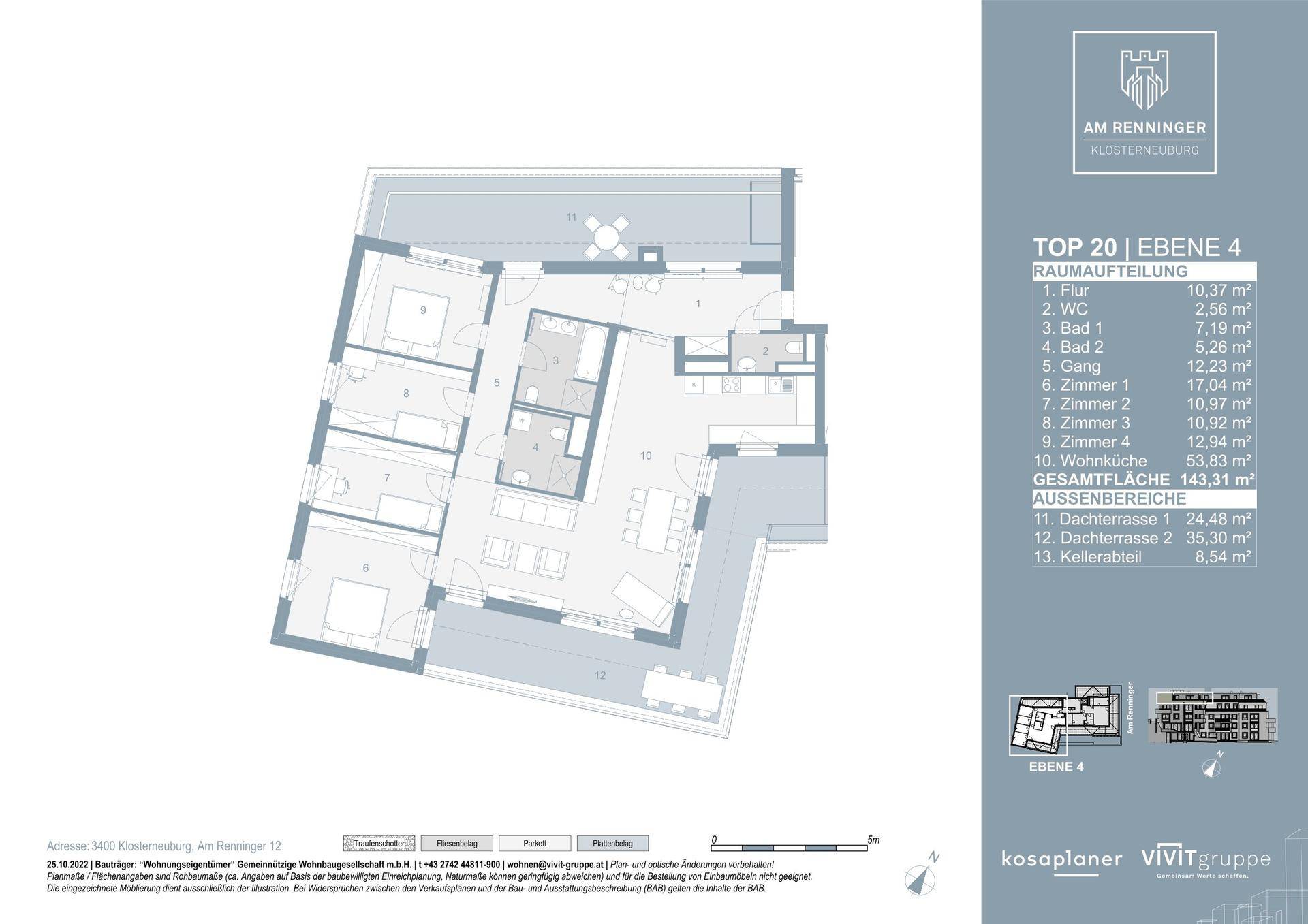 Grundriss der Ebene 4 zeigt eine offene Wohnküche, mehrere Zimmer und zwei große Terrassenflächen.