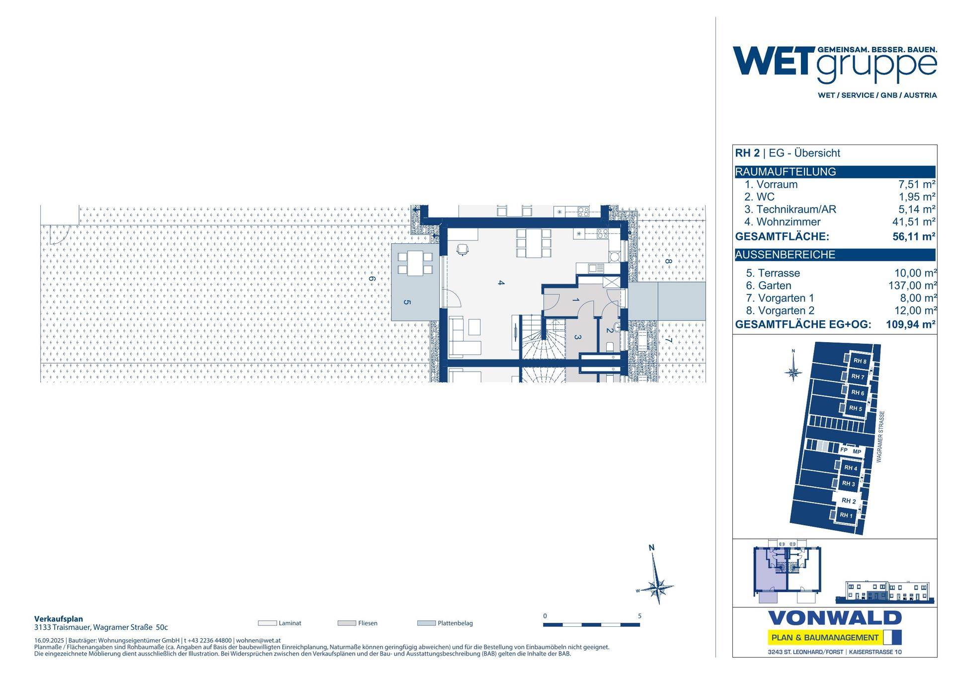 Grundriss des Erdgeschosses mit Wohnzimmer, Technikraum, WC und Zugang zu Terrasse und Garten.
