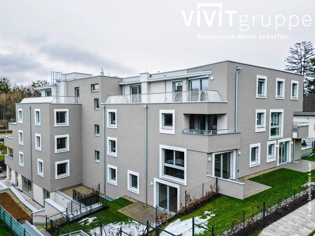Ansicht der modernen Wohnanlage mit mehreren Balkonen und Terrassenbereichen.